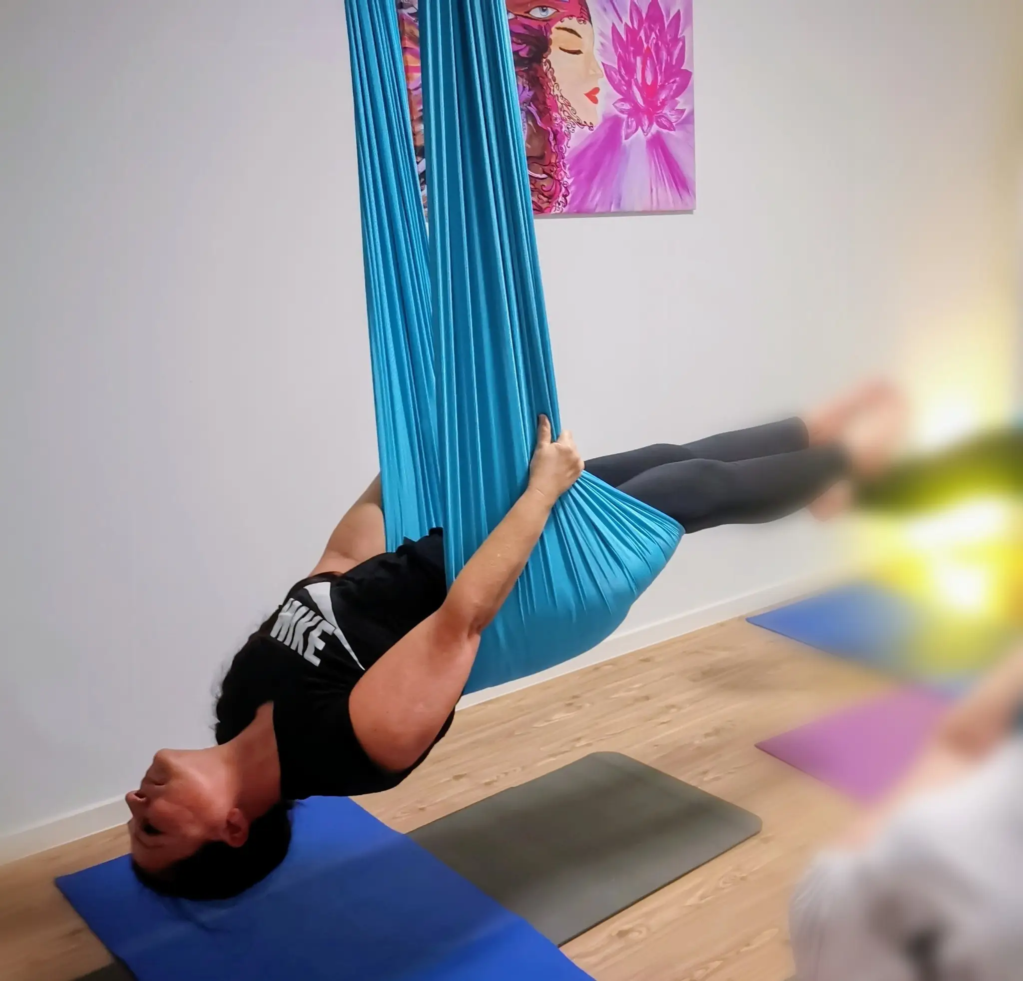 Aerial Jóga gyakorlat textilhintán